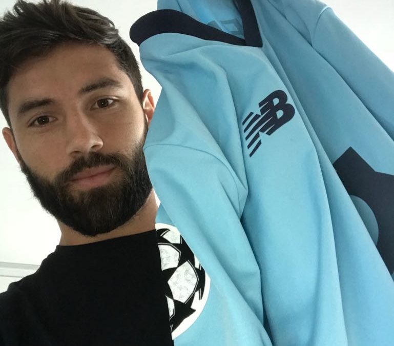 Zagueiro Felipe leiloa camisa do Porto, usada na Liga dos Campeões, para ajudar criança com uma doença rara