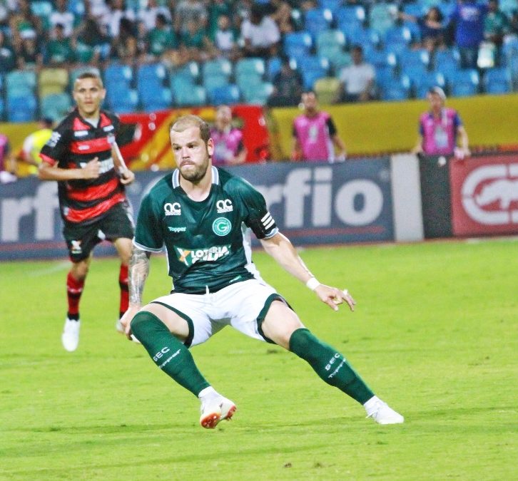 De volta ao time titular do Goiás, Tiago Luis festeja vitória em clássico e mira acesso na Série B do Brasileirão