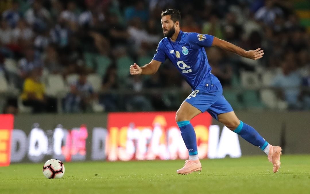 Após vitória na Liga dos Campeões, zagueiro Felipe completa 100 jogos pelo Porto em clássico pelo Português